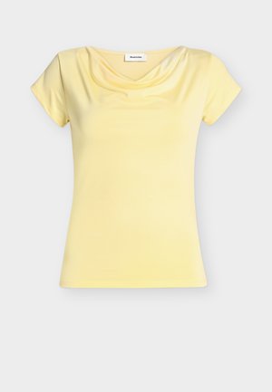 Haut pour femme à manches courtes de couleur jaune clair avec un décolleté drapé, présenté sur un fond gris uni.