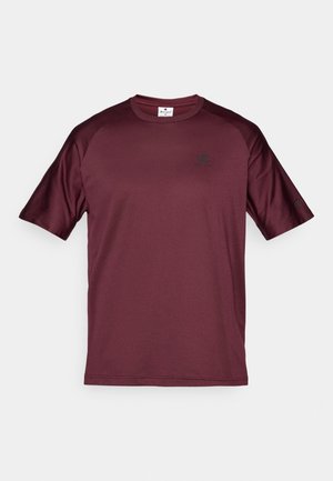 Burgunderfarbendes Sport-T-Shirt mit kurzen Ärmeln, Rundhalsausschnitt und kleinem schwarzen Logo auf der Brust. Hergestellt aus glattem, leichtem Material.
