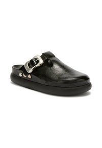 Zoccolo in pelle nera senza lacci con una prominente fibbia argento e borchie tonde sui lati, con una superficie liscia e una punta arrotondata.