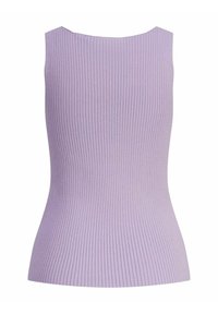 Lila ärmlös topp med ribbat mönster. Den har en rund halsringning och en åtsittande silhuett som smalnar av vid midjan.