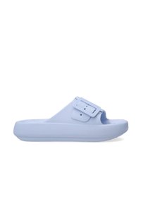 Blauwe slip-on sandaal van gestructureerd, gemold rubber met een brede band en verstelbare gesp. Beschikt over een dikke zool met een patroonontwerp.