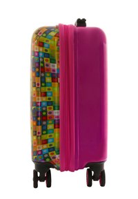 Hårdskalväska med en glänsande rosa yta och ett färgglatt grafiskt mönster, utrustad med fyra svarta hjul och ett dragkedjestängning.