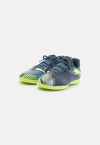 Puma FUTURE 7 PLAY IT JR UNISEX - Botines de fútbol sala - gray skies/elektro purple/fizzy apple/white