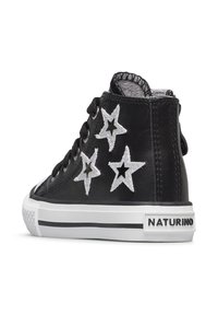 Sneaker alte nere con decorazioni a stella argentata, tomaia in pelle texturizzata, suola bianca con accenti neri, con il nome del marchio "NATURINO."