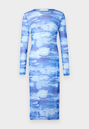 Vestido de manga larga azul con un patrón de nubes en acuarela en diversos tonos de azul. Corte ajustado, tejido suave, silueta de media longitud.
