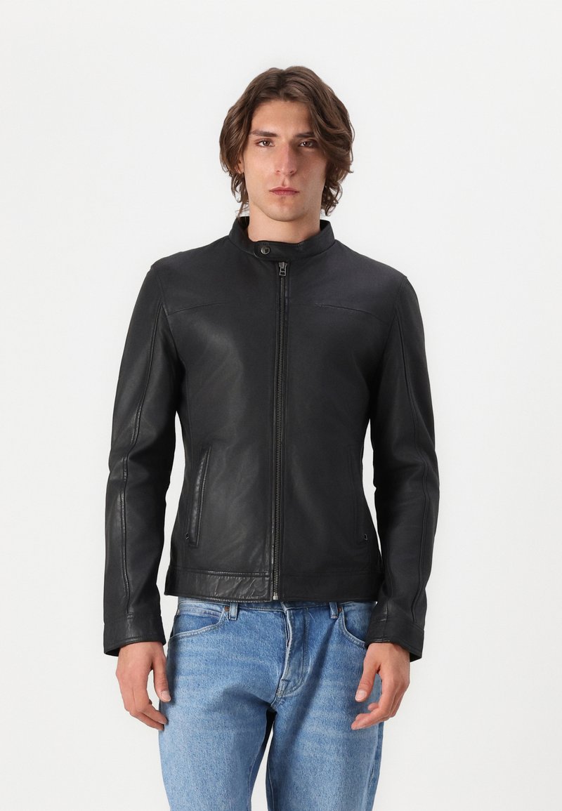 Schwarze Lederjacke mit Stehkragen, durchgehendem Reißverschluss und zwei seitlichen Taschen. Merkmale ein tailliertes Design und eine glatte Textur.