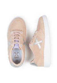 Zapatillas de ante rosa claro con acentos plateados, suela de goma blanca, punta redonda y cierre con cordones; forro textil con plantilla acolchada.