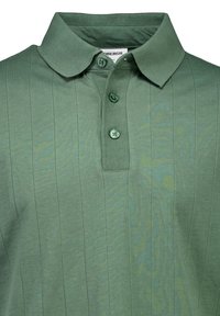 Groen geribd poloshirt met drie knopen en een omgeslagen kraag, met details van de bovenborst en halslijn zichtbaar.