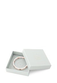 Pulsera de cuentas en oro rosa y rosa pastel en una caja azul clara con un interior texturizado, que presenta un logo circular grabado en la tapa.