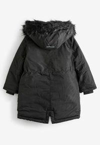 Parka matelassée noire avec capuche en fausse fourrure amovible, manches longues et poignets élastiques ; présente une texture lisse et brillante et une longueur mi-cuisse.