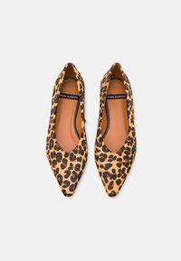 Leopardprint ballerina's met een zachte, gemêleerde bovenkant, tan interieur en minimale zwarte accenten, geschikt voor casual of formele gelegenheden.