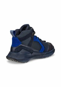 Sneaker alta di colore blu scuro con una parte superiore in tessuto testurizzato, pannelli in rete, dettagli in pelle scamosciata e una suola curva. Presenta un design con lacci e una linguetta sul tallone a strisce.