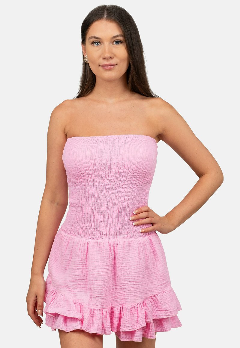 Roze strapless jurk met een smock-bovendeel en een geruffelde zoom. Heeft een gestructureerde, gekreukte stof voor extra visueel detail.