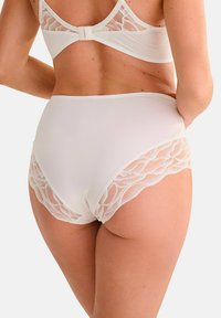 Hoge taille witte slipjes met bloemenkantafwerking. Zachte katoenen voorkant en doorschijnende kantzijden, met golvende randen en een gladde afwerking.