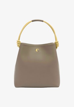 Braune Handtasche aus Kunstleder mit einem gebogenen gelben Henkel, der einen geknoteten Akzent aufweist und ein goldenes Logo auf der Vorderseite hat. Minimalistisches Design.