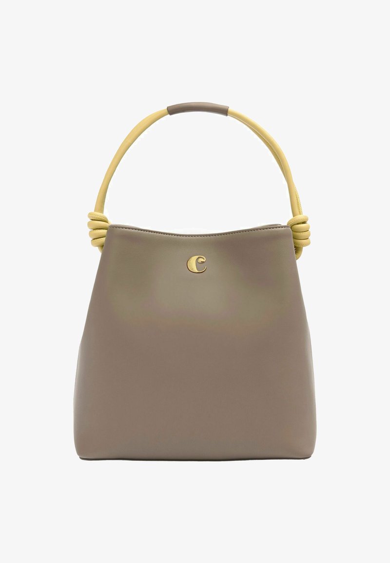 Braune Handtasche aus Kunstleder mit einem gebogenen gelben Henkel, der einen geknoteten Akzent aufweist und ein goldenes Logo auf der Vorderseite hat. Minimalistisches Design.