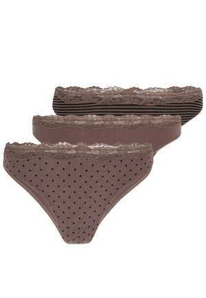 Drei Sets Damenunterwäsche in Braun, mit gepunkteten und gestreiften Mustern, aus weichem Stoff und mit Spitzendetails am Taillenbund.