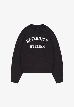 Schwarzer Pullover mit rundem Ausschnitt und lockerer Passform. Mit weißem Drucktext "RETERNITY ATELIER" auf der Brust. Rippbündchen.