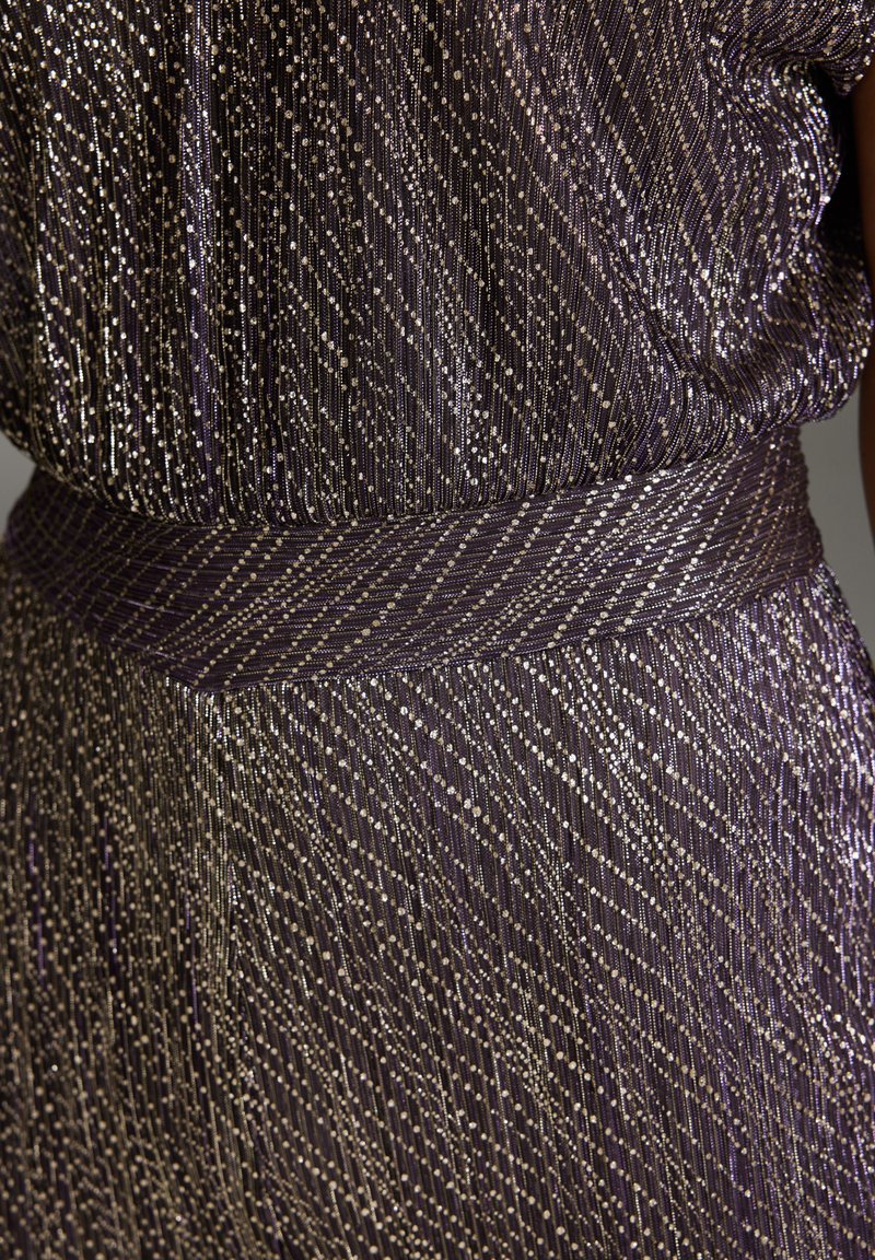 Fioletowa sukienka z metalicznymi nitkami w diagonalny wzór, z teksturowanym pasem w talii i błyszczącymi detalami. Brak dodatkowych ozdobień.