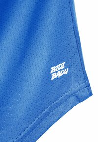 Tessuto atletico traspirante blu con piccole perforazioni e logo "BIDI BADU" bianco vicino al bordo cucito.