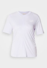 Rövidujjú, világoslila póló, puha anyagból készült, kerek nyakkivágással és diszkrét, fehér Calvin Klein logóval a mellkason.