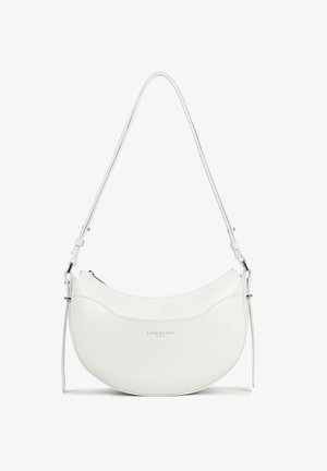 Sac à bandoulière en cuir blanc en forme de croissant avec sangle ajustable et ferrures en argent, logo "Lancaster Paris" embossé à l'avant.