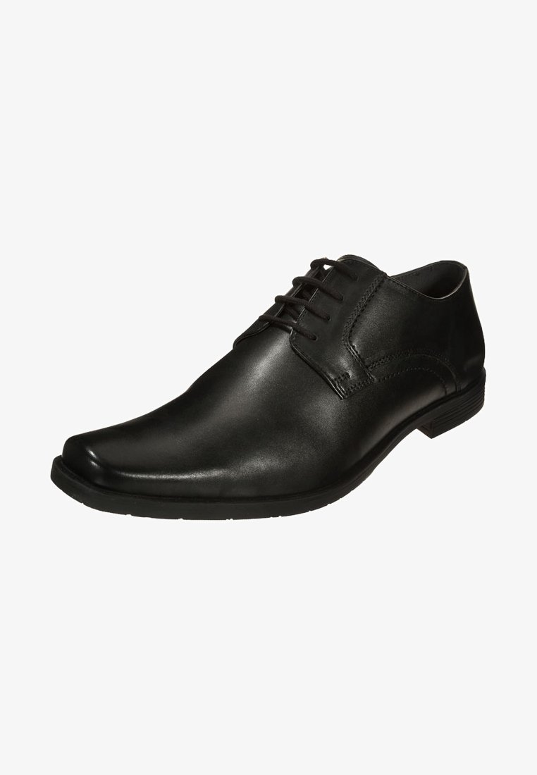 Chaussure formelle pour homme en cuir noir avec lacets et petit talon, présentant une finition lisse et des détails de couture subtils.