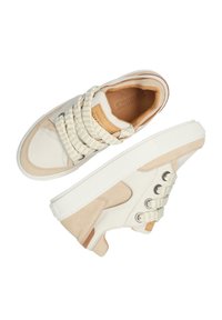 Zapatillas beige y crema con secciones de ante texturizado y cuero suave. Cordones gruesos de tejido y suela de goma blanca duradera.