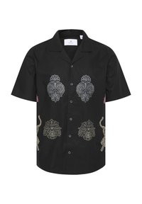 Camisa negra de mangas cortas que presenta un intricado bordado de flores y animales en plata, oro y rosa, con un cuello clásico y cierre de botones.