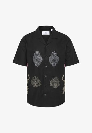 Črna majica s kratkimi rokavi ima zapleteno vezenje cvetja in živali v srebrni, zlateni in roza barvi, s klasičnim ovratnikom in sprednjim gumbom.