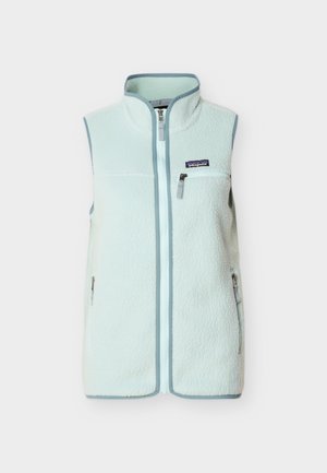 Svetlo modra jopa iz flisa z zadrgo spredaj, z zadrgami na prsih in stranskih žepih ter s sivim robom na ovratniku, okrog rokavnih odprtin in na spodnjem delu.