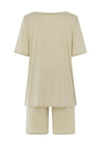 Blusa beige de manga corta con un escote amplio combinada con pantalones cortos a juego. Tela suave con un ajuste relajado y textura lisa.