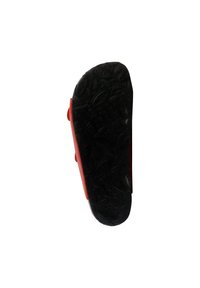 Suola di una scarpa rossa con fondo in gomma nera testurizzata, caratterizzata da un battistrada a motivi, punta arrotondata e dettaglio con cinturino laterale.