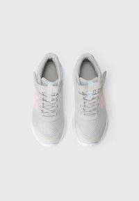 Chaussures de sport grises avec tige en mesh et accents roses. Équipées d'une semelle rembourrée, d'un design à lacets et d'une sangle Velcro pour un ajustement sécurisé.