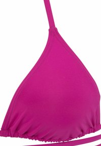 Roze triangl bikini-top met dunne bandjes, gerimpelde randen en een gladde textuur. Heeft een gedurfde effen kleur zonder patronen of hardware.