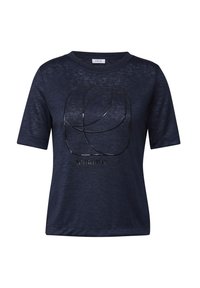 Námořnická modrá tričko s krátkým rukávem z lehkého materiálu, které má lesklý, abstraktní design a text „APÉRITIF CLUB“ pod grafikou.