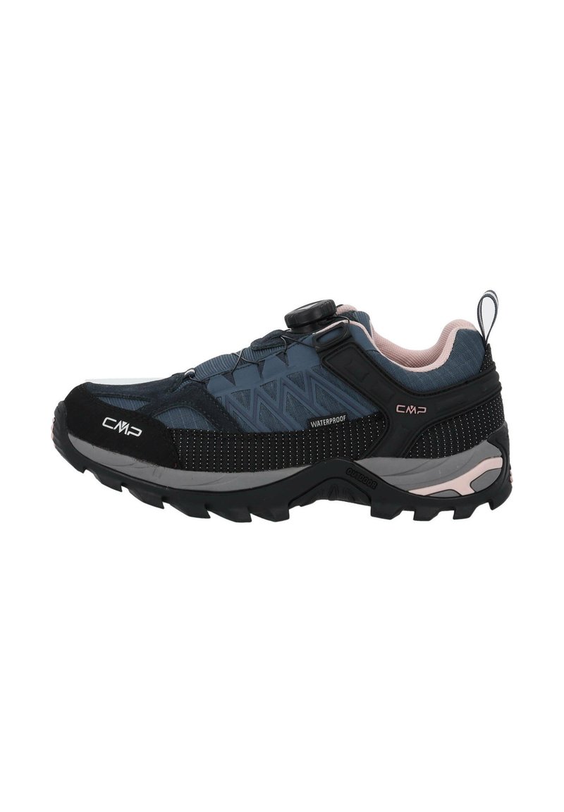 Zapato exterior impermeable en azul oscuro y negro. Presenta un upper texturizado, un dial ajustable y una suela robusta con tacos prominentes.