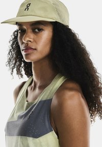 On PERFORMANCE - Gorra - caper