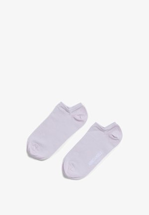 Lilas-farbene Knöchel-Socken aus weicher Baumwolle, mit einem schlichten Design, einem gerippten Oberteil und einem Kontrastlogo. Hoher Tragekomfort, keine Muster.