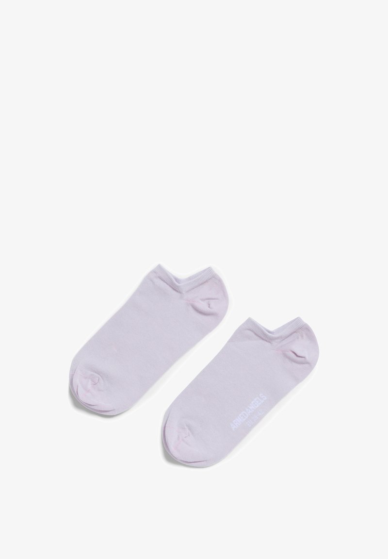 Lila enkelkousen van zacht katoen, met een eenvoudig ontwerp met een ribbelrand en een contrasterend logo. Glad oppervlak, zonder patronen.