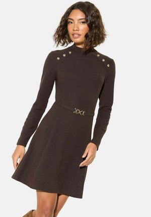 Braunes, geripptes Kleid mit langen Ärmeln, hohem Hals, Schulterverzierungen und einem taillierten Gürtel mit dekorativer Schnalle.