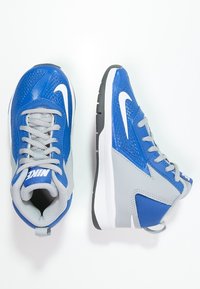 Niebiesko-szare wysokie buty sportowe z teksturowaną cholewką, sznurowaniem, wyściełanym kołnierzem i kontrastowym białym logo Swoosh. Gumowa podeszwa.