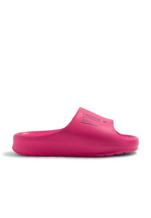 Chancla deslizante Lacoste de color rosa brillante con una suela gruesa y plantilla texturizada, que presenta el nombre y el logo de la marca en la tira.