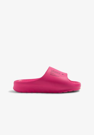 Chancla deslizante Lacoste de color rosa brillante con una suela gruesa y plantilla texturizada, que presenta el nombre y el logo de la marca en la tira.