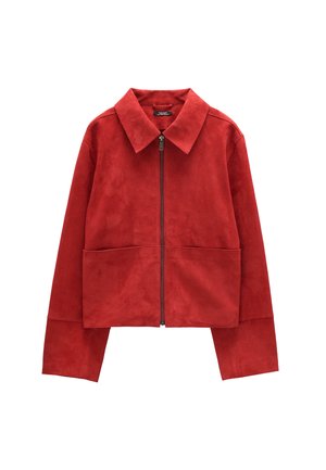 Czerwona zamszowa kurtka z zamkiem błyskawicznym z przodu, szerokim kołnierzem, długimi rękawami i dużymi przednimi kieszeniami, pokazana na białym tle.