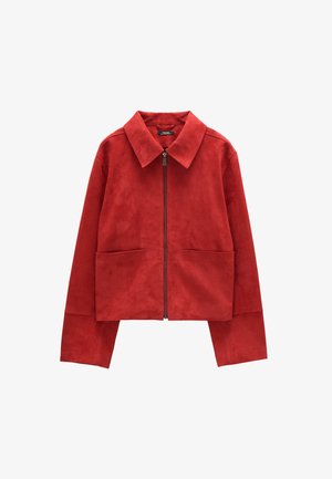 Czerwona zamszowa kurtka z zamkiem błyskawicznym z przodu, szerokim kołnierzem, długimi rękawami i dużymi przednimi kieszeniami, pokazana na białym tle.