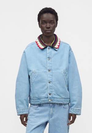 Stine Goya COLLARED CROPPED BOMBER - Jeansjacke - blue