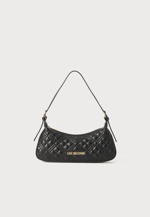 Bolso de hombro negro acolchado con logotipo "LOVE MOSCHINO" en tono dorado y correa ajustable, diseño minimalista.