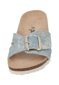 Ljust blå denim slide sandal med en bred rem och en silverfärgade spänne, med en korkfotbädd och vit sula, slät yta.