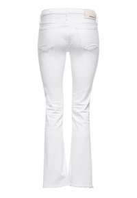 Witte denim jeans met een lichte flare, achterzakken, riemlussen en rafelige zoom, getoond vanaf de achterzijde op een witte achtergrond.